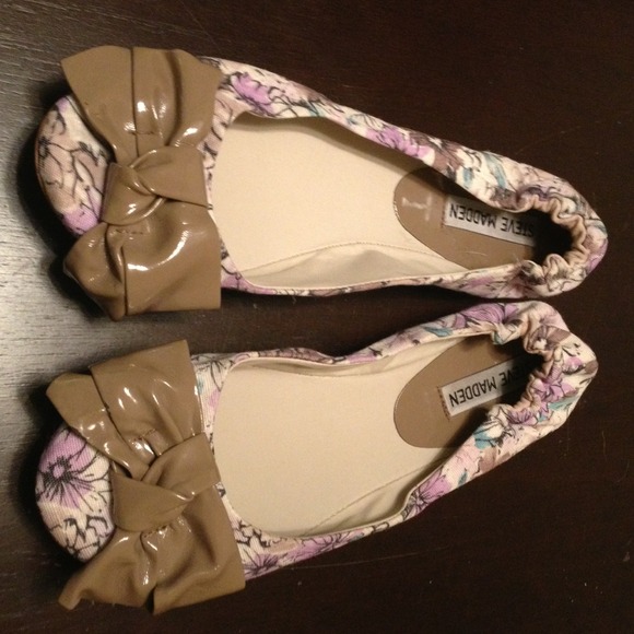 REDUCED!! Steve Madden floral flats Size 8