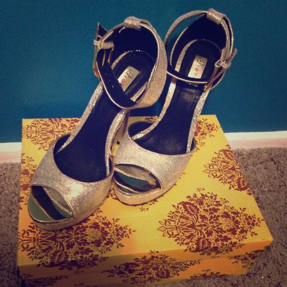 Gold Heels - Picture 1 of 2