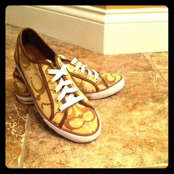 💥SOLD💥 SOLD IN A BUNDLE💥 Coach sneakers😍 - Picture 1 of 4