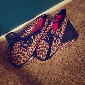 Leopard vans