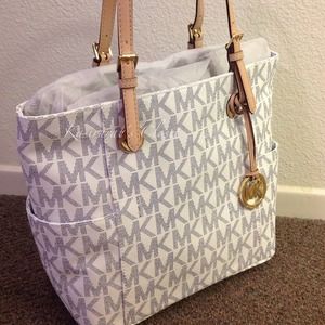 💢RESERVED💢 MK Jet Set Tote for @anna_webb 😍