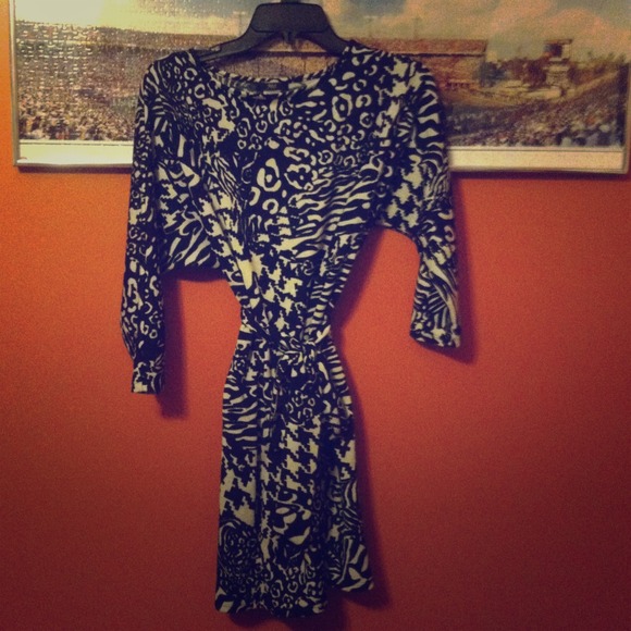 3/4 Sleeve Black & White Dress w/ detached Tie