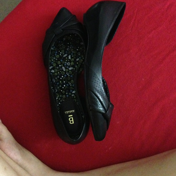 Beautiful flat black shoes - Picture 3 of 4
