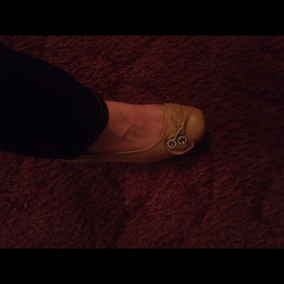 SOLD!!!!!Reserved!!! Tan flats like new size 8