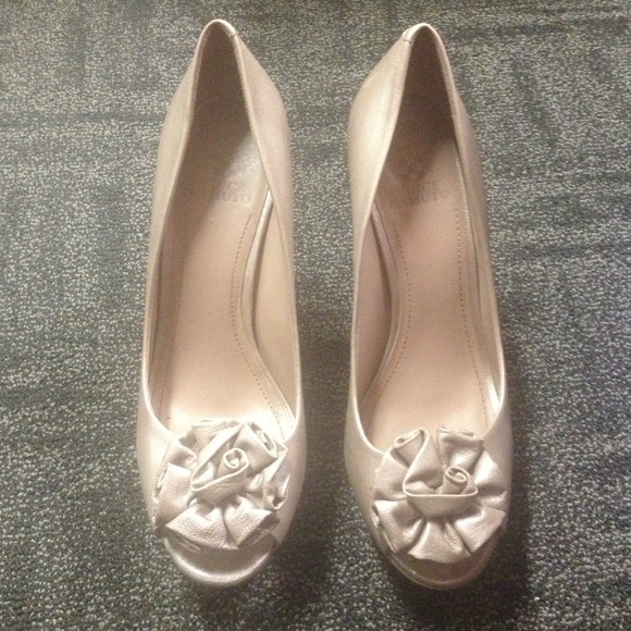 ✂️💣♥Vince Camuto BARELY worn heels♥✂️💣 - Picture 2 of 4