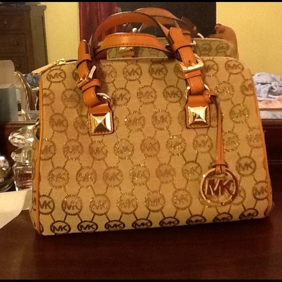 Michael knors medium satchel handbag.