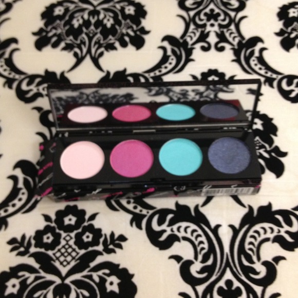 Authentic Hello kitty Mac eye shadow pallet