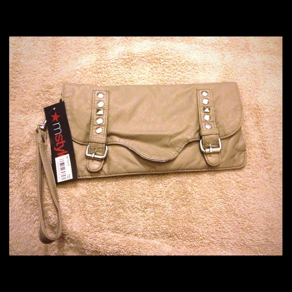 ✨REDUCED!✨Gray clutch. NWT.