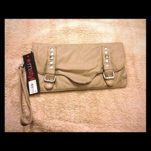 ✨REDUCED!✨Gray clutch. NWT.