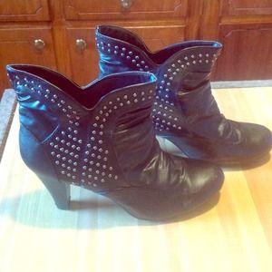 Short studed black boots