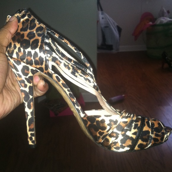 Excellent Condition Betsey Johnson Sandal - Picture 1 of 4