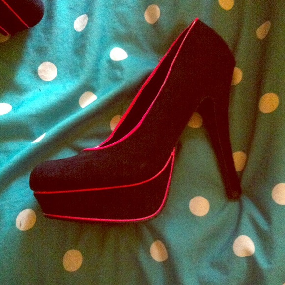 😍 Reduced 😍Candies black and hot pink pumps