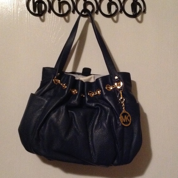 Listing for @wendilandia Michael Kors Navy Jet Set