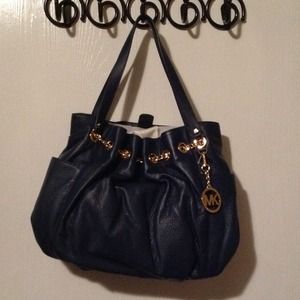 Listing for @wendilandia Michael Kors Navy Jet Set