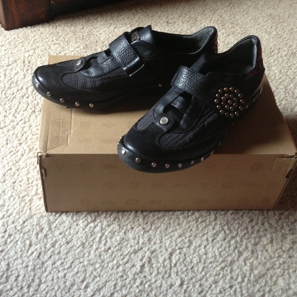 Shoes - Picture 2 of 4
