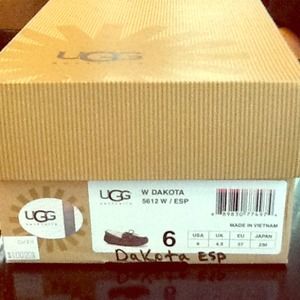 UGG slippers USA size 6. NEVER WORN!