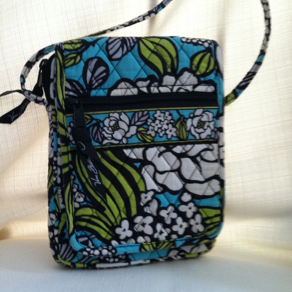Adorable cross body👜