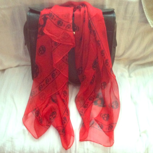 Alexander McQueen scarf in red👠👠