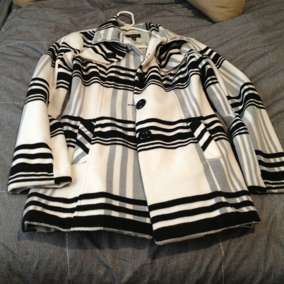 🚫Sold🚫Black white and gray plaid pea coat