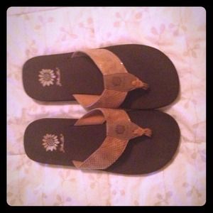 Yellow Box size 8 flip flops tan/brown worn once