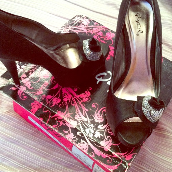 Black qupid shoes w silver studded flowe on front