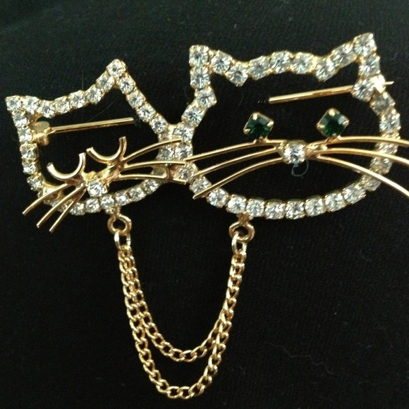 😽Cat pin. Adorable gold pin with green eyes.