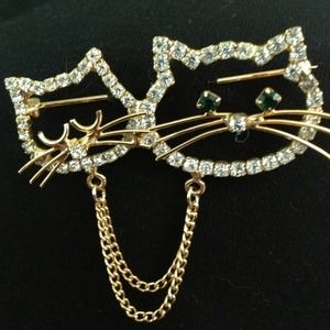 😽Cat pin. Adorable gold pin with green eyes.