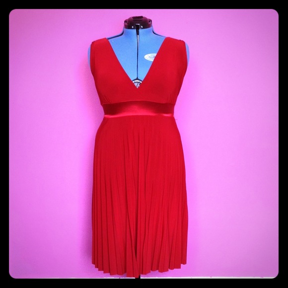 Cherry red stretch dress with pleated skirt *plus*