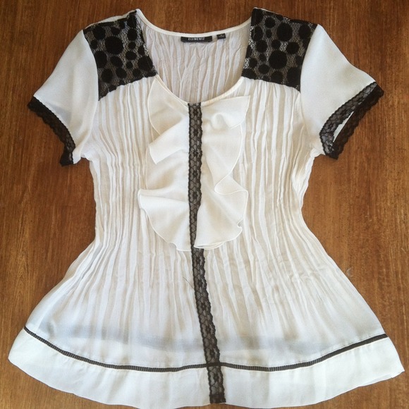 ❌SOLD IN BUNDLE ❌White with black lace accents.