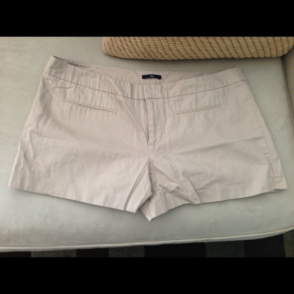 🔴SOLD🔴  Gap Khaki Shorts - Size 16