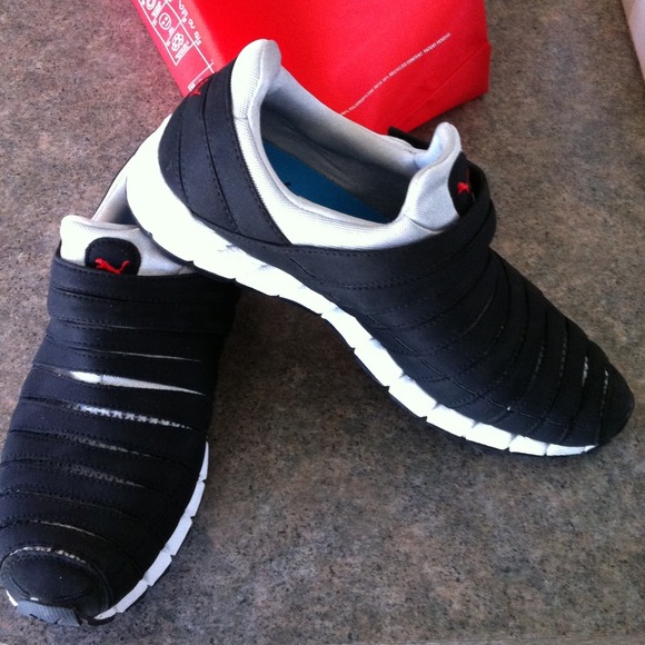 Mens Velcro puma shoes new in box 10.5