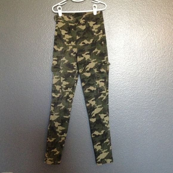 Pants - Camo jeggings/leggings .