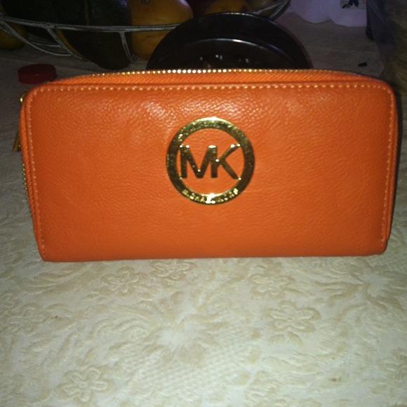 New beautiful Orange Michael Kors Wallet.