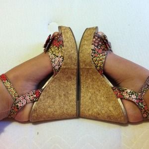 Bow flower summer wedges.