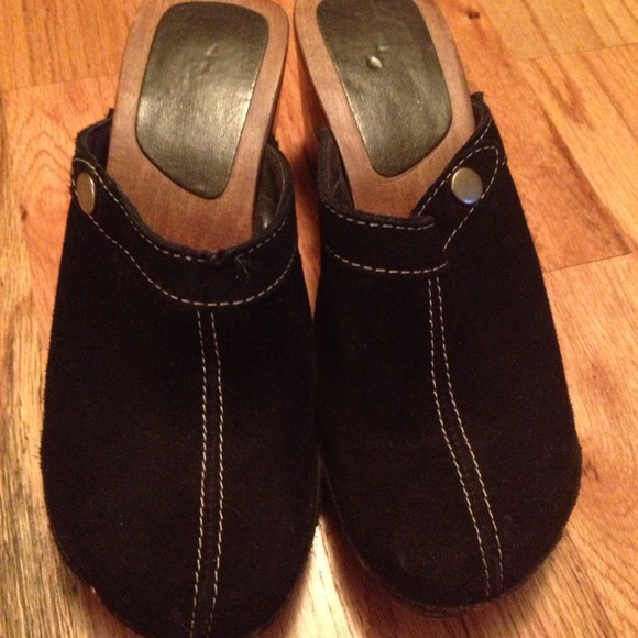 Cute black clogs!