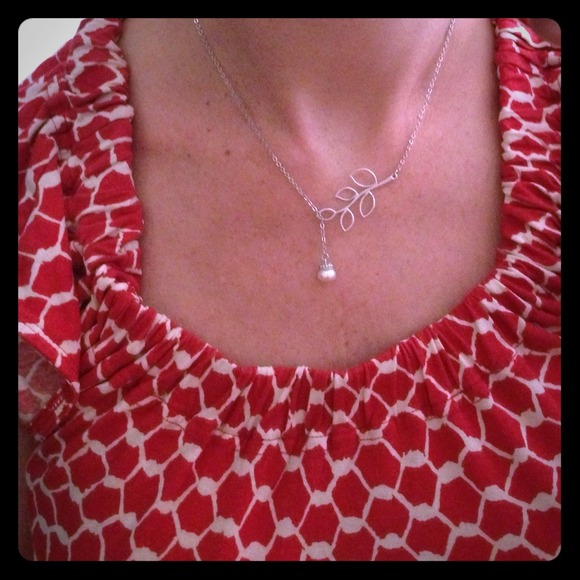 Jewelry - 🌺TRADED🌺Silver leaf necklace with faux pearl