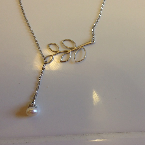 🌺TRADED🌺Silver leaf necklace with faux pearl - Picture 2 of 2