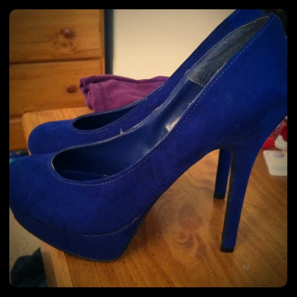 👠 Blue suede shoes!