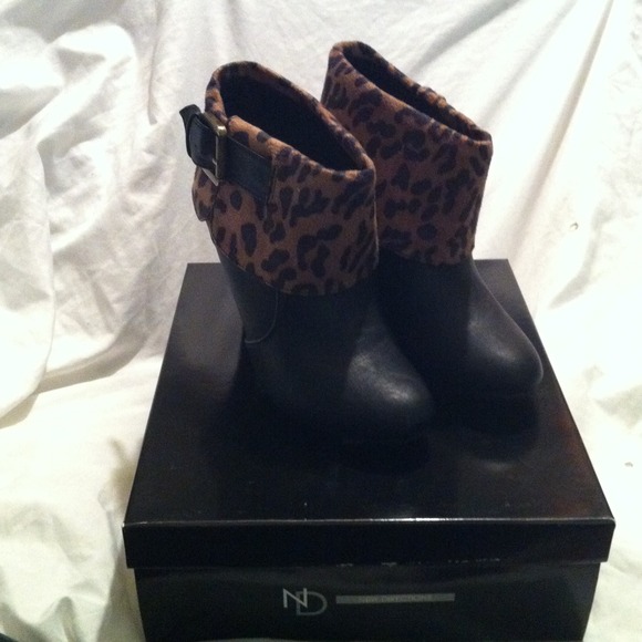New Direction Charm Bootie 7.5 sz  brand new