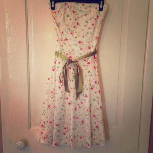 Strapless floral dress with green sash - Picture 1 of 1