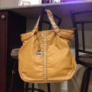 Gorgeous yellow inspire purse
