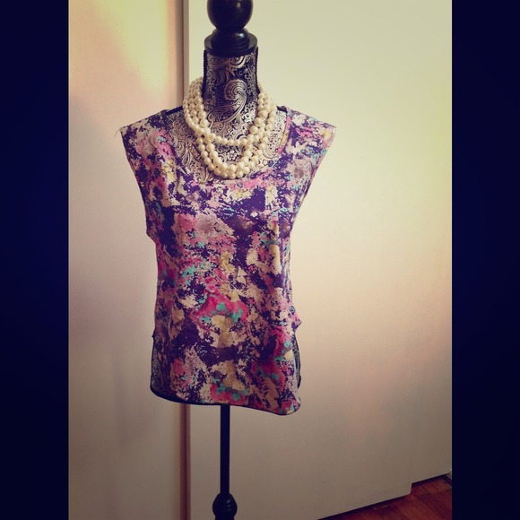 Cute spring sleeveless shirt.