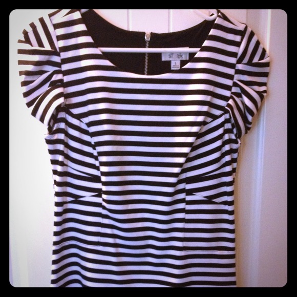 🚫SOLD!!!🚫Black and white stripe mini
