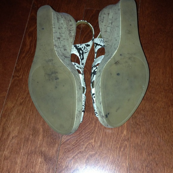 🚫Sold🚫Snakeskin Print Wedges - Picture 2 of 3