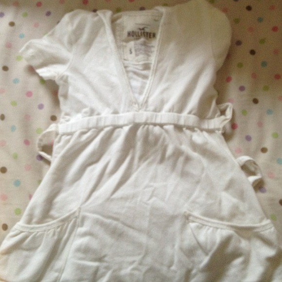 White short sleeve hollister sweater :]