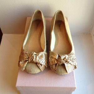🎉😃 HOST PICK❤️🎉 Miu Miu Prada flats w gold bows