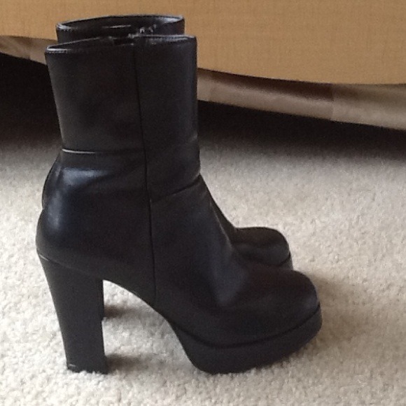 ***Sold****Bongo size 6 platform boots