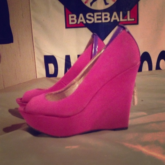 Fuschia wedges - Picture 1 of 2