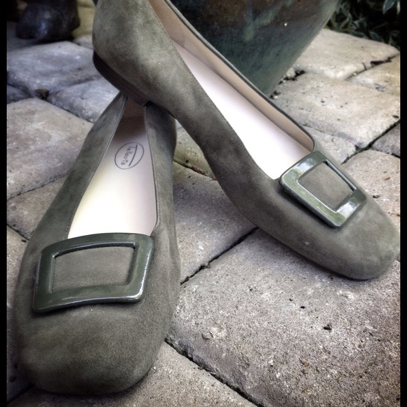 👠Reserved 👠Green suede flat with buckle detail