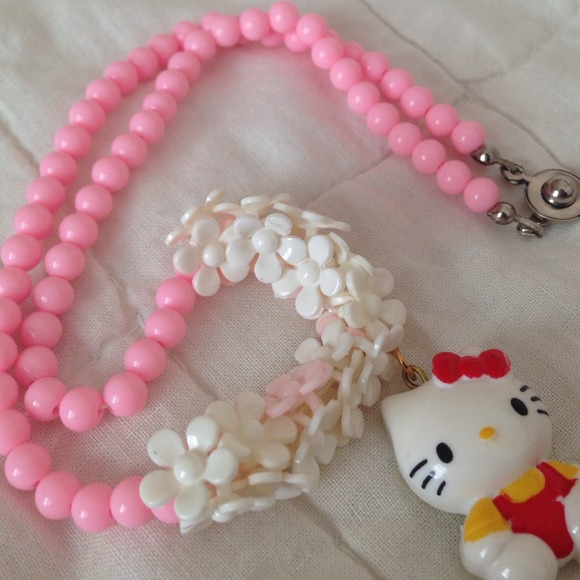 Hello Kitty Necklace - Picture 2 of 2